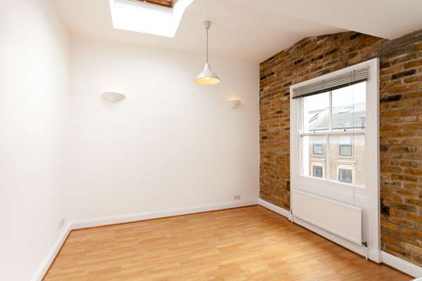 Flat Victoria Park Road in Greater London