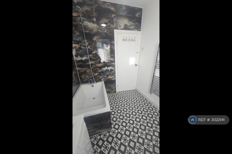 Room Sinclair Road in Greater London