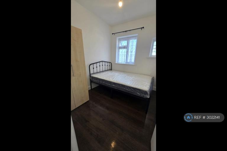 Room Sinclair Road in Greater London