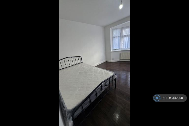 Room Sinclair Road in Greater London