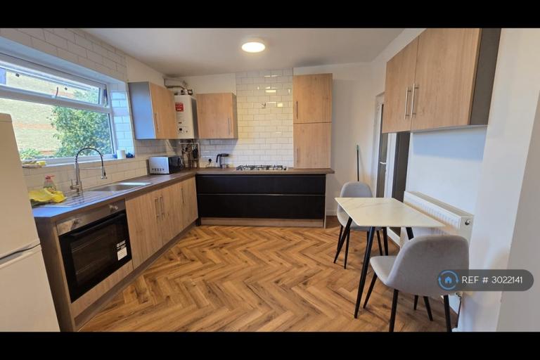 Room Sinclair Road in Greater London