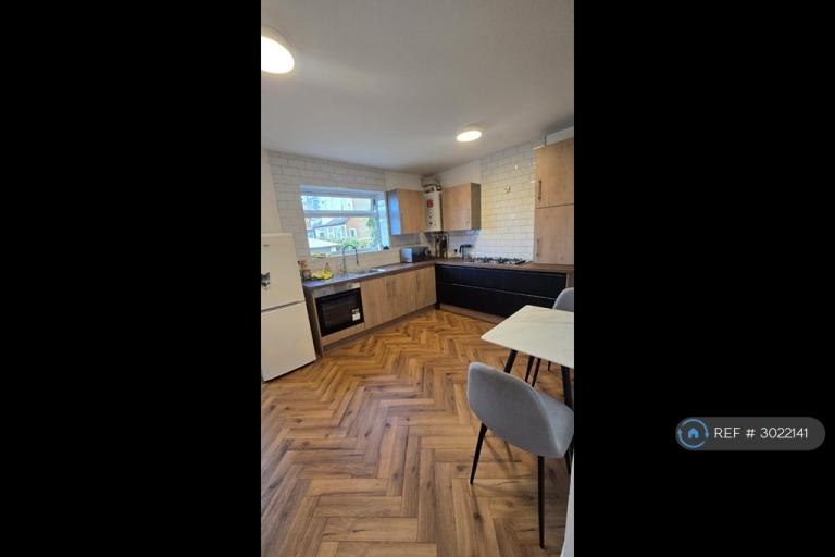 Room Sinclair Road in Greater London