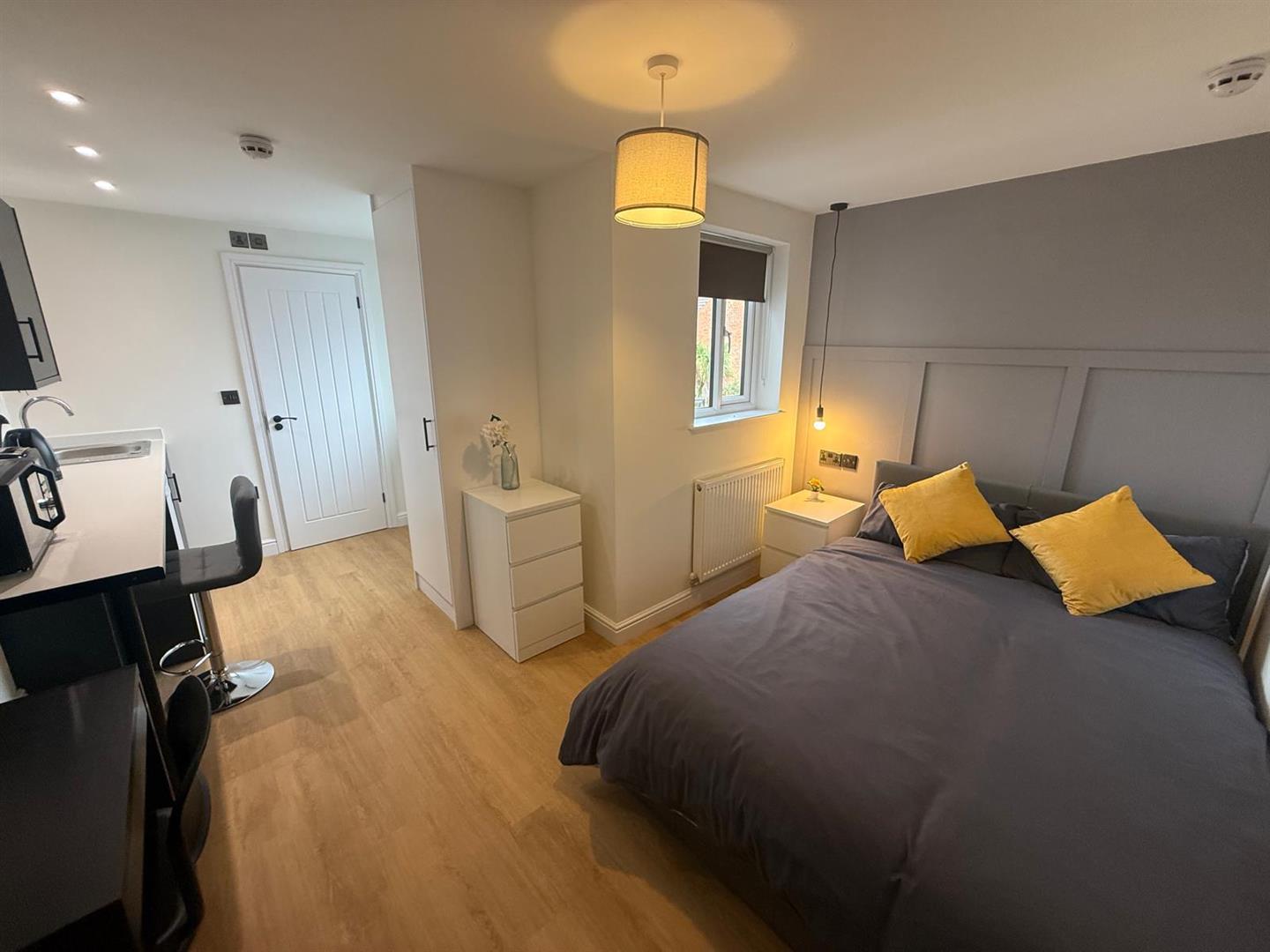 Room Meadow Avenue in Mansfield