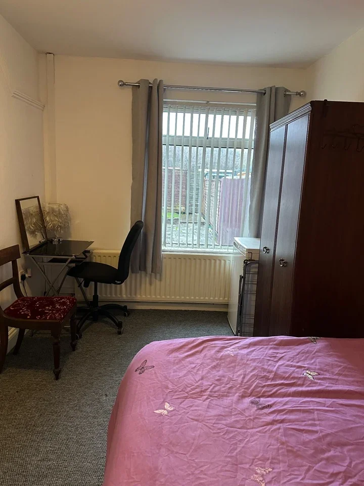 Room Cheney Manor Road in Swindon