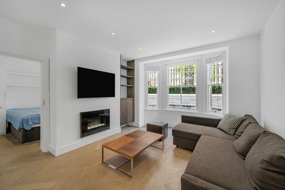 Flat Walton Street in Greater London