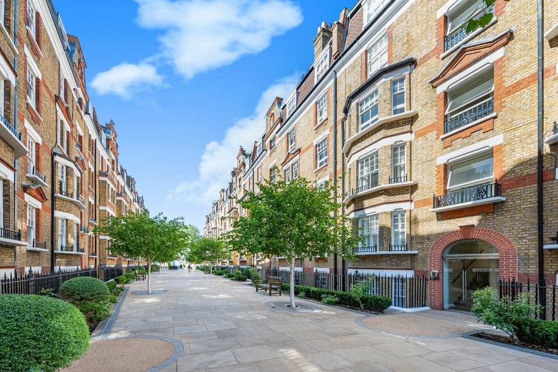 Flat Walton Street in Greater London