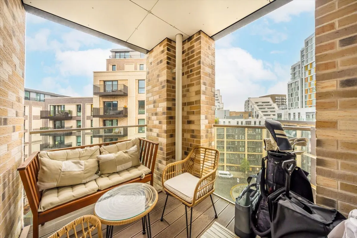 Flat Osiers Road in Greater London