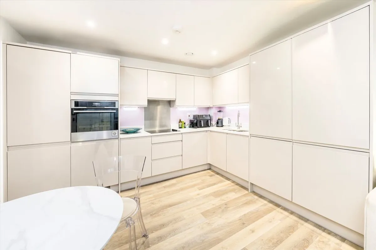 Flat Osiers Road in Greater London