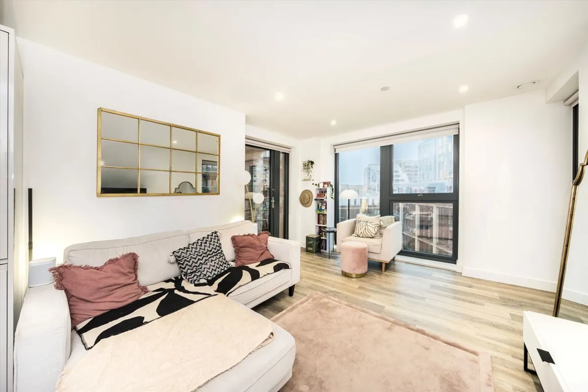 Flat Osiers Road in Greater London