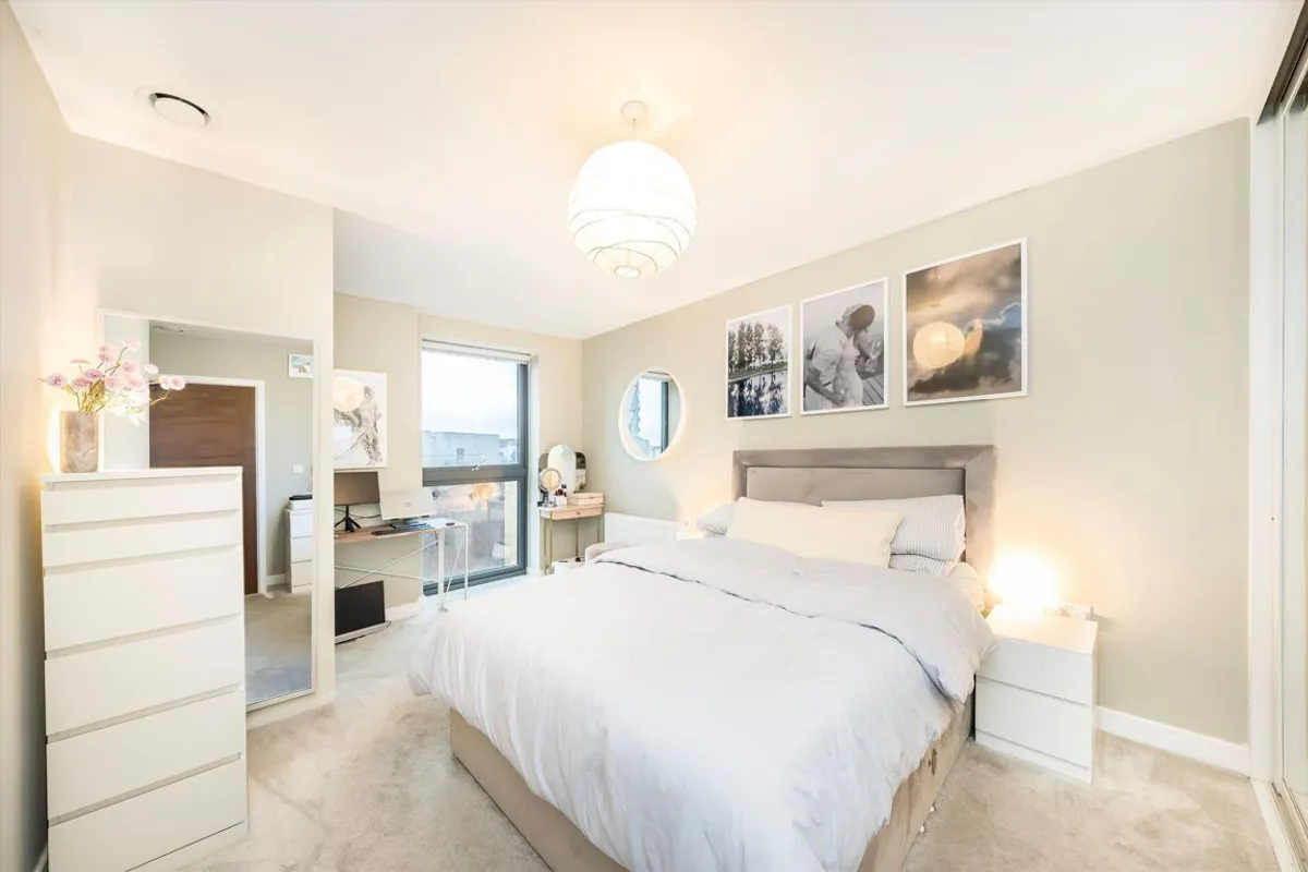 Flat Osiers Road in Greater London