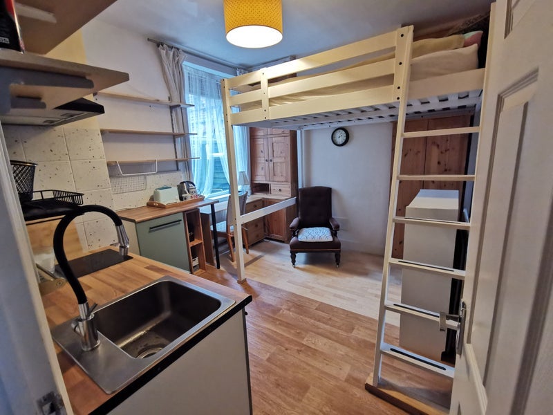 Room Kitchener Road in Greater London