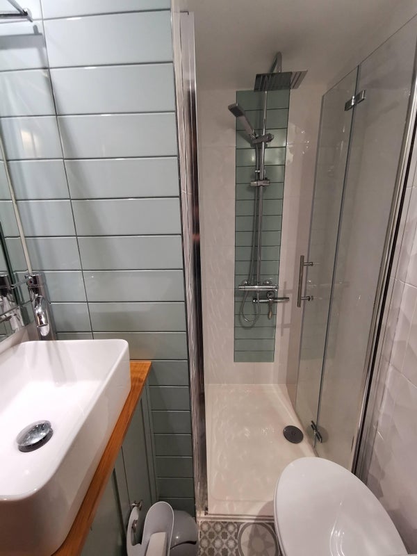 Room Kitchener Road in Greater London