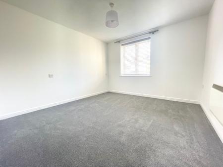 Flat Lloyd Close in Cheltenham