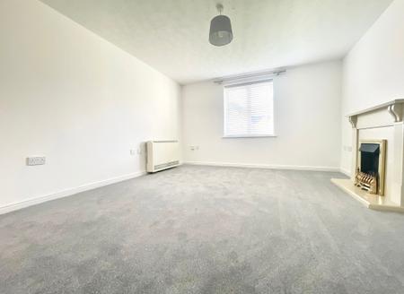 Flat Lloyd Close in Cheltenham
