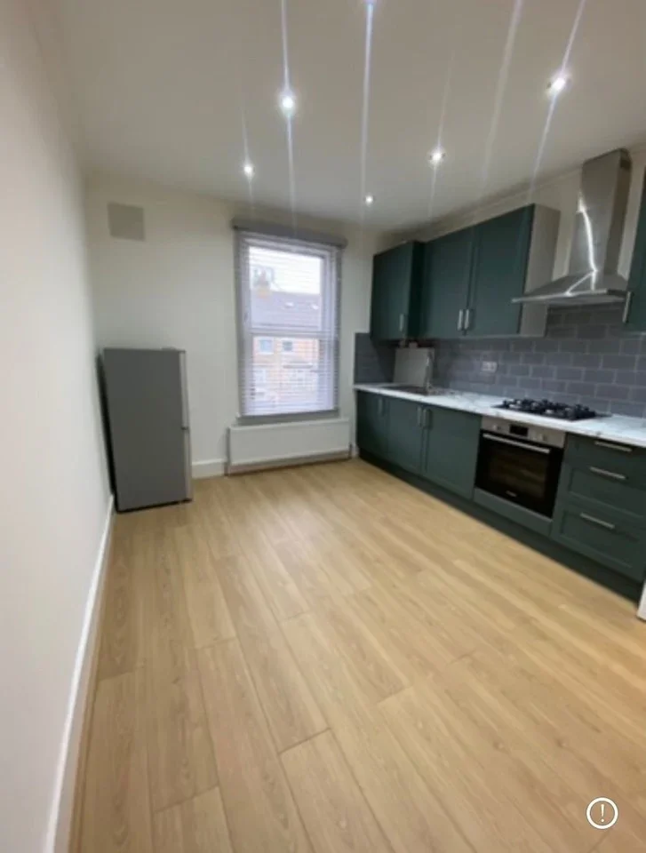 Flat Glenny Road in Greater London