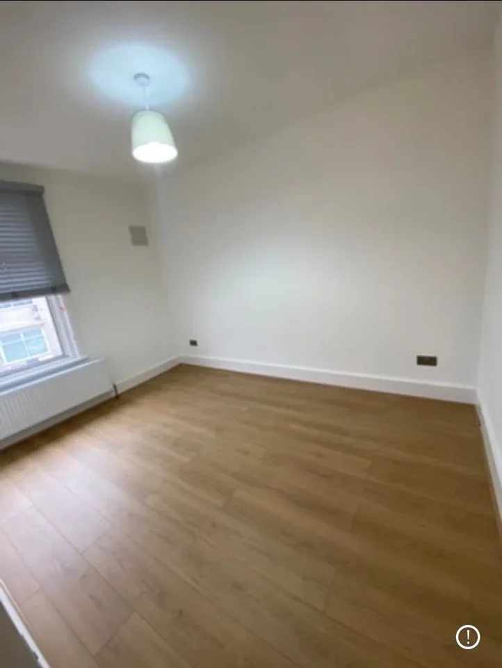 Flat Glenny Road in Greater London