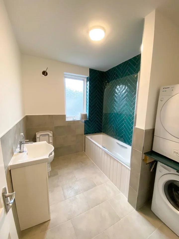 Flat Glenny Road in Greater London