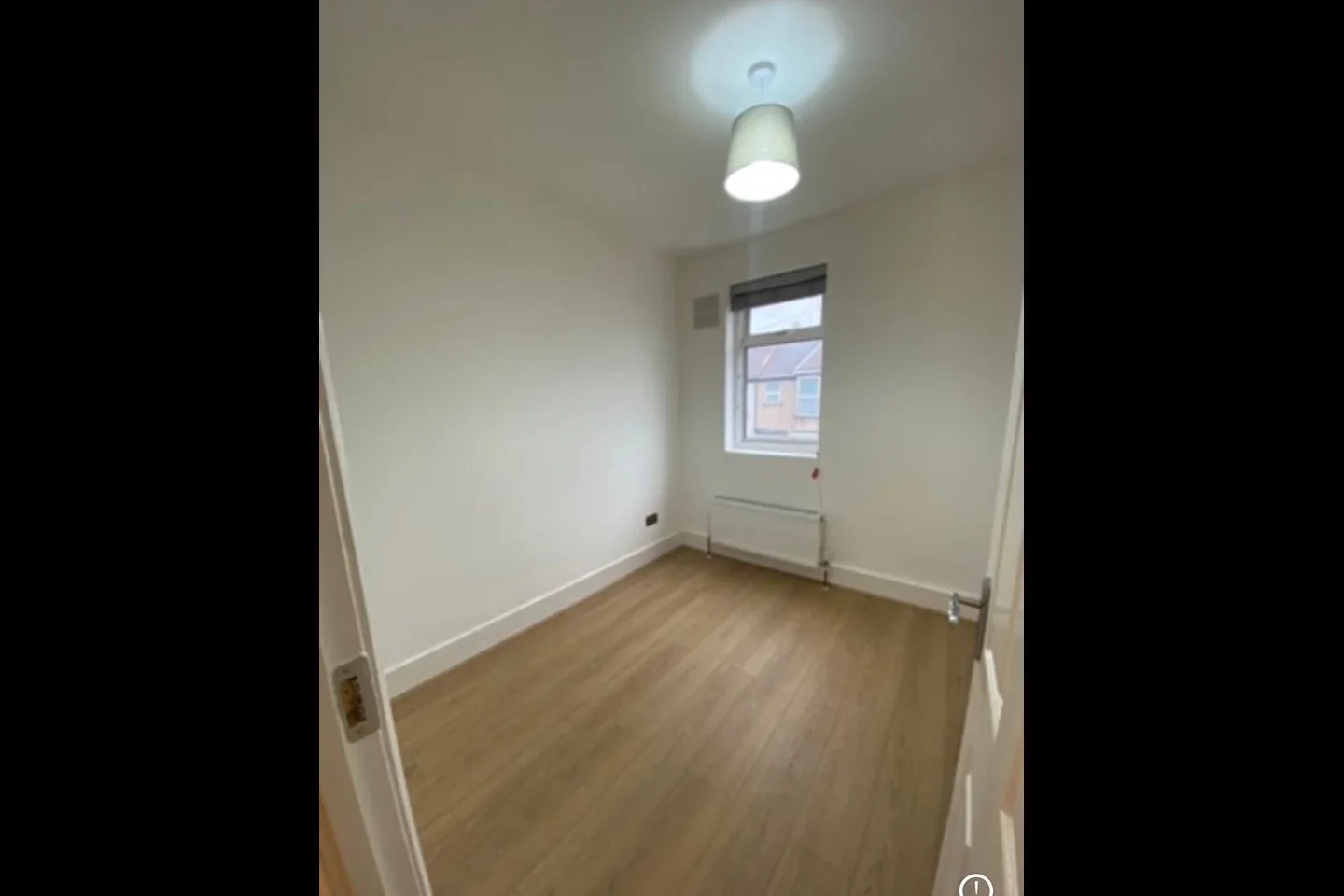 Flat Glenny Road in Greater London