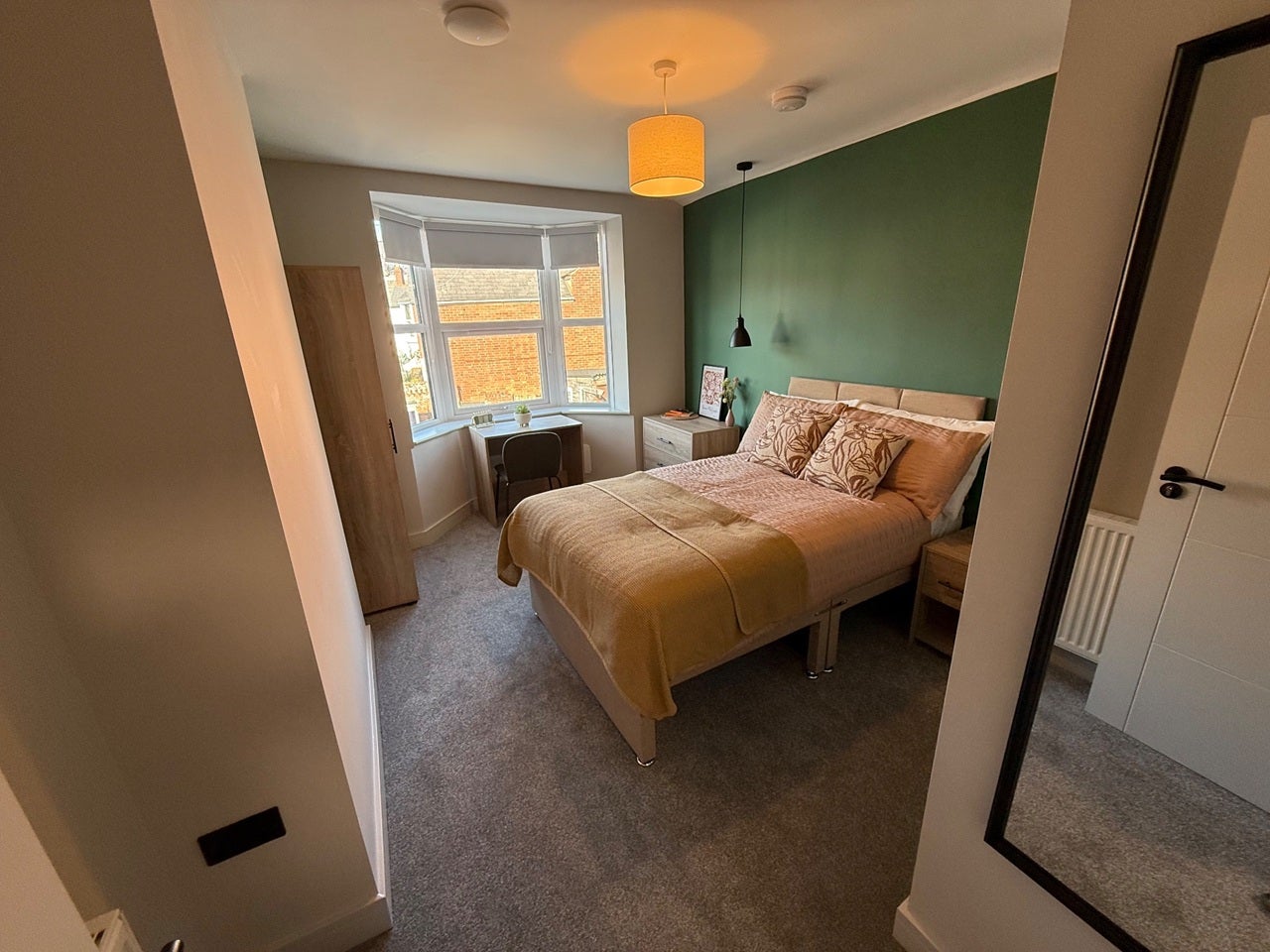 Room Alphington Road in Exeter
