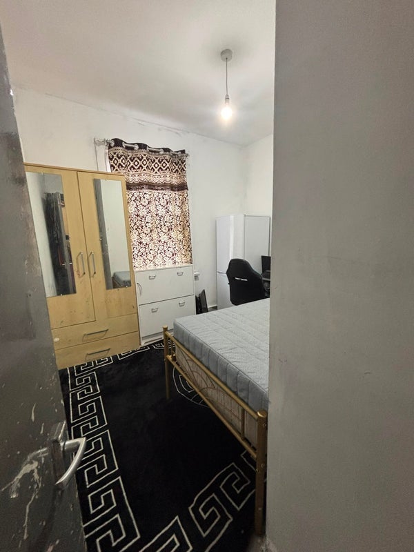 Room Holland Road in Greater London