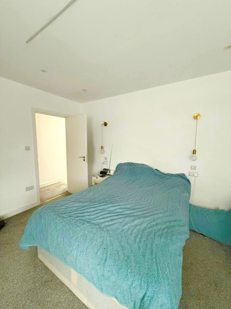 Flat Blackfen Road in Greater London