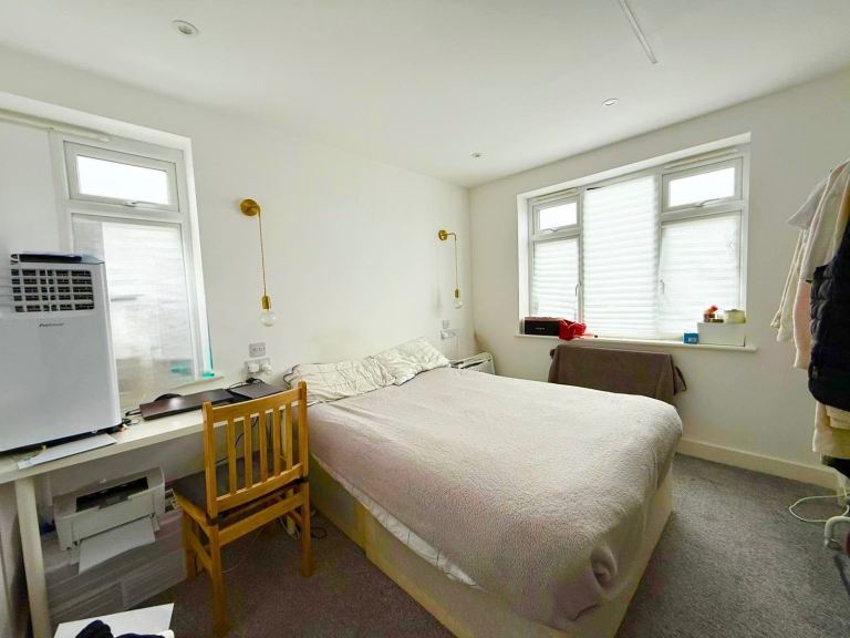 Flat Blackfen Road in Greater London
