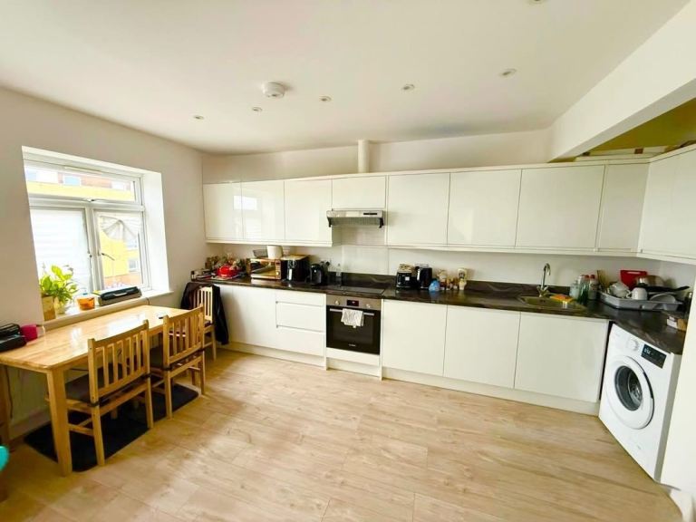 Flat Blackfen Road in Greater London