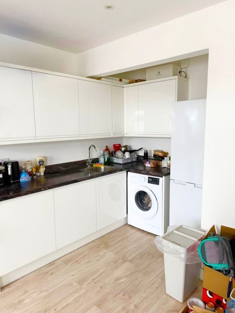 Flat Blackfen Road in Greater London