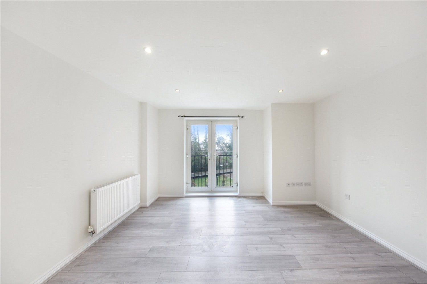 Flat Hunters Way in Greater London