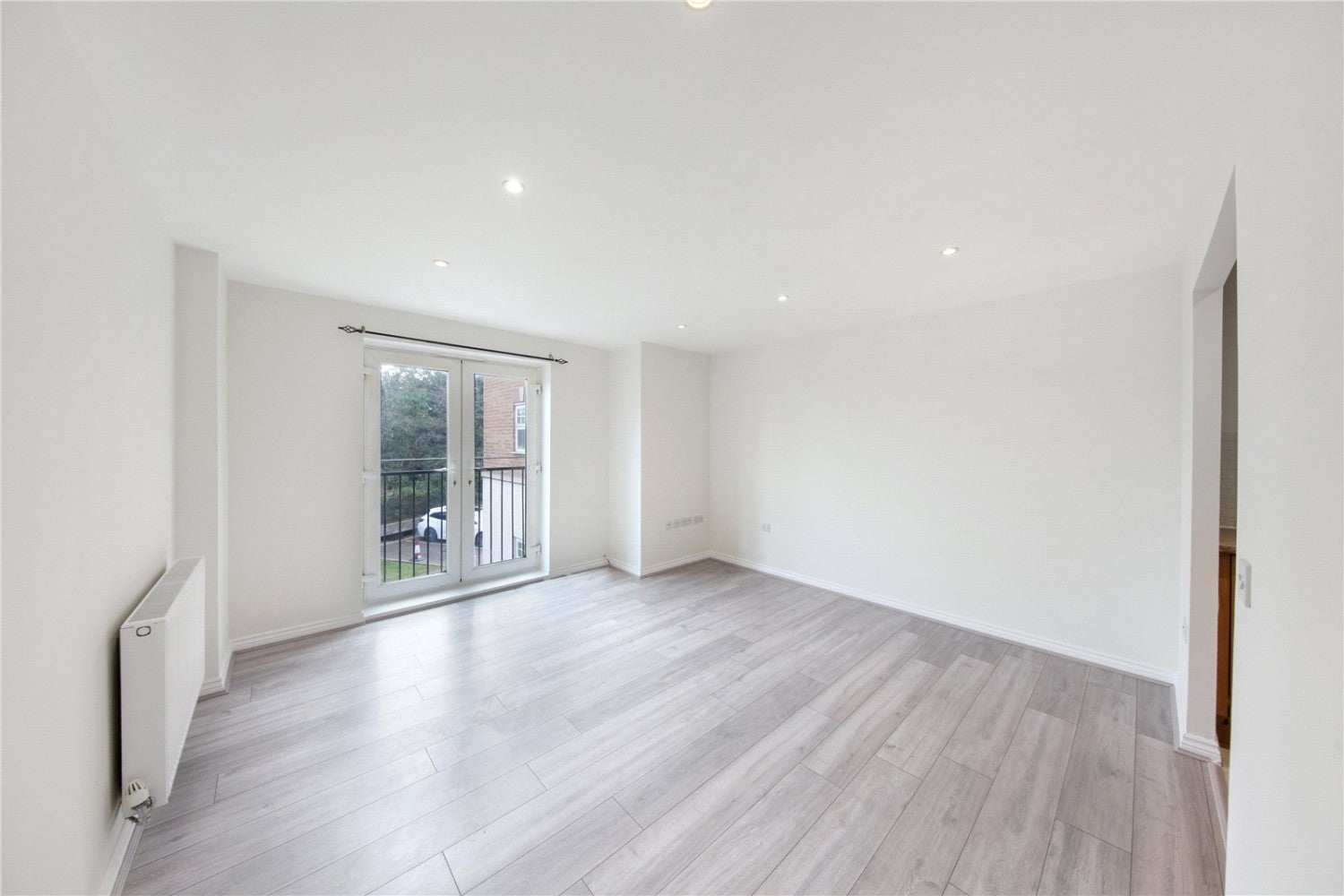 Flat Hunters Way in Greater London