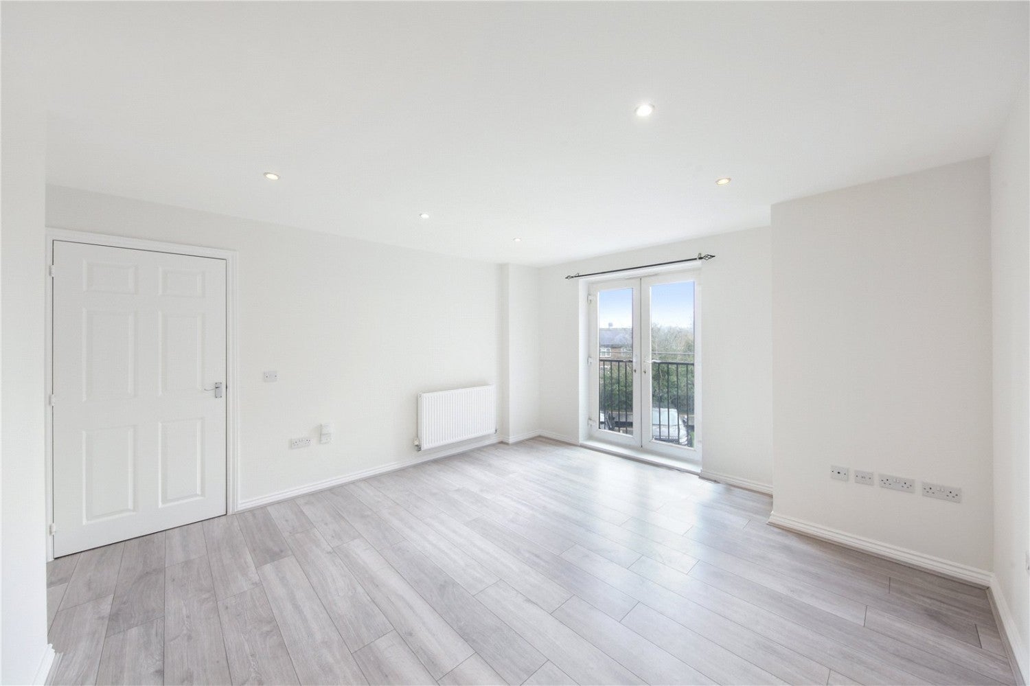 Flat Hunters Way in Greater London