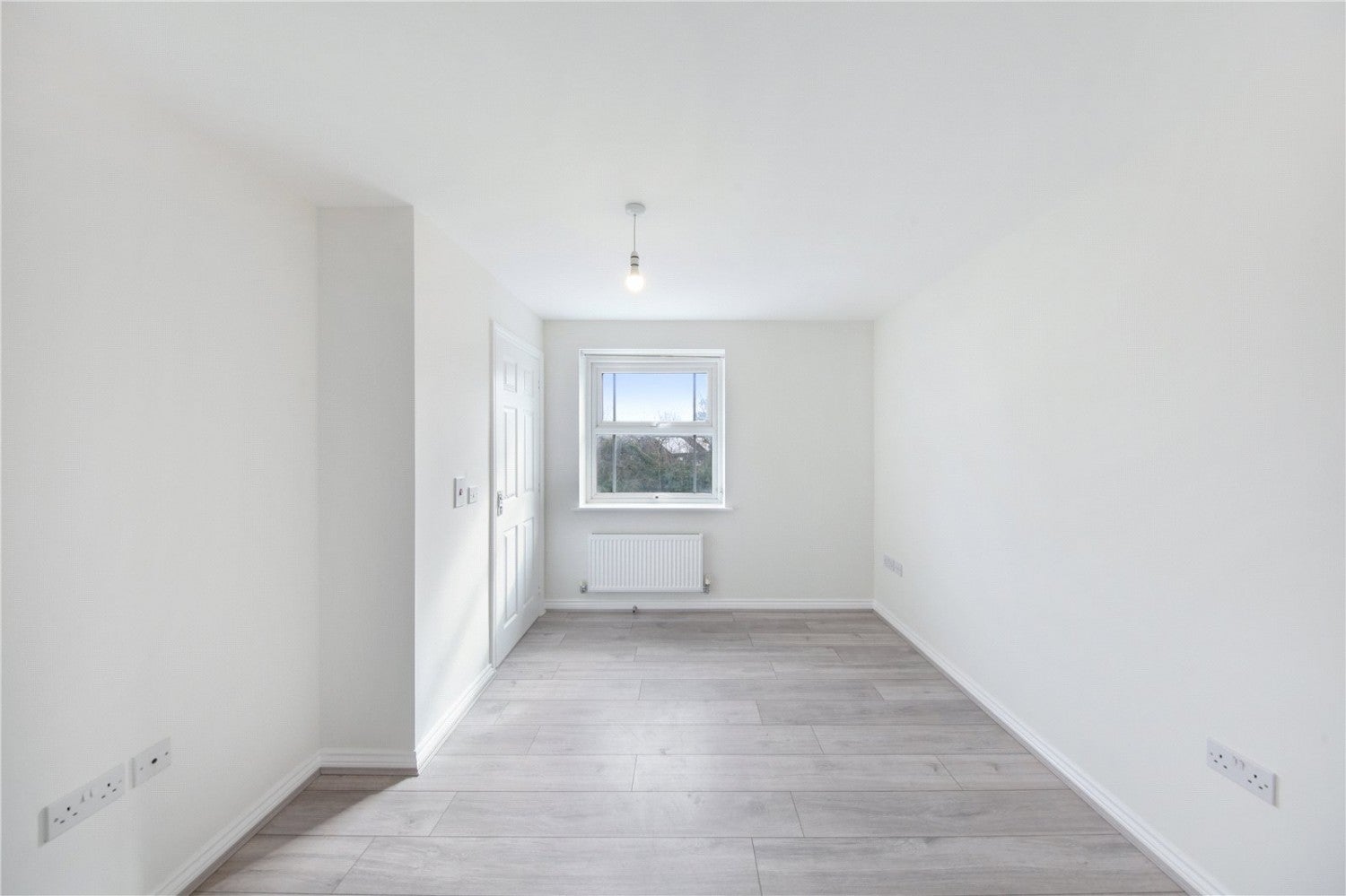 Flat Hunters Way in Greater London