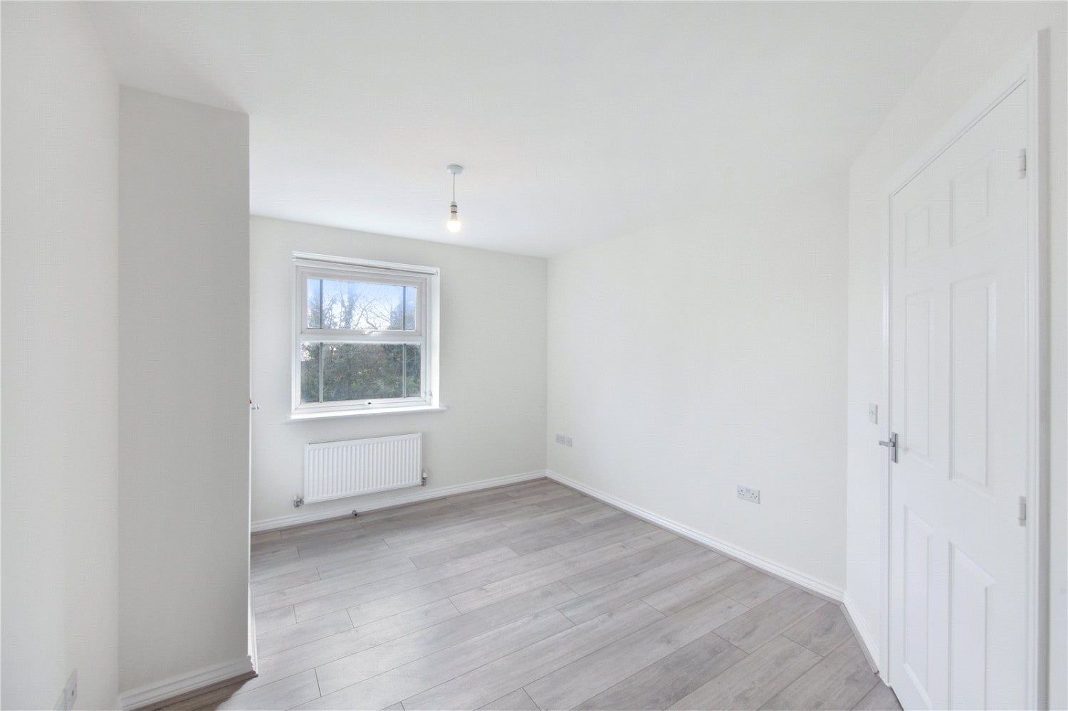 Flat Hunters Way in Greater London