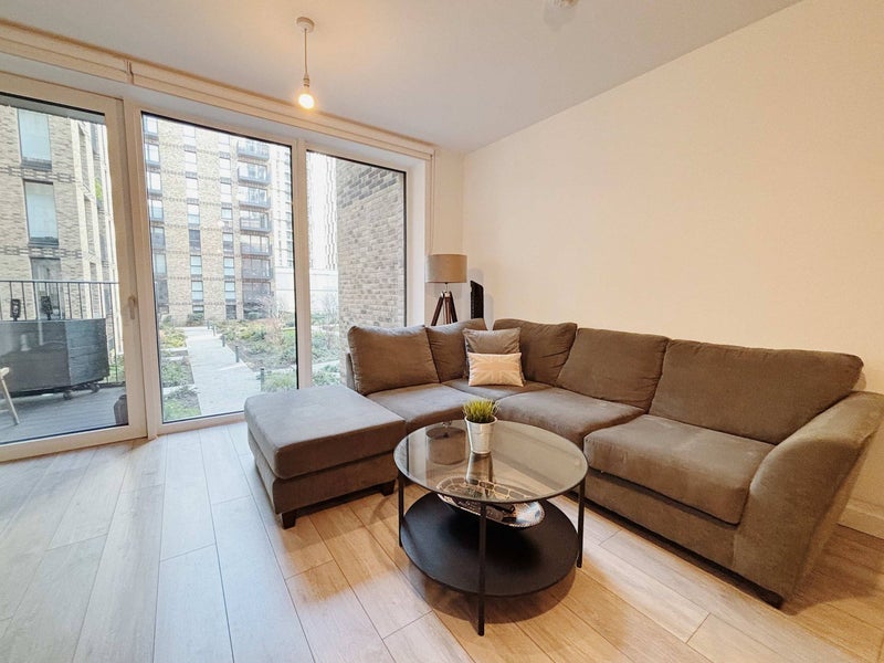 Flat Ash Avenue in Greater London