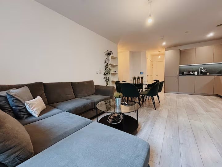 Flat Ash Avenue in Greater London