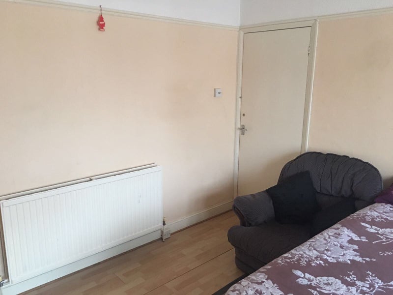 Room Douglas Road in Luton