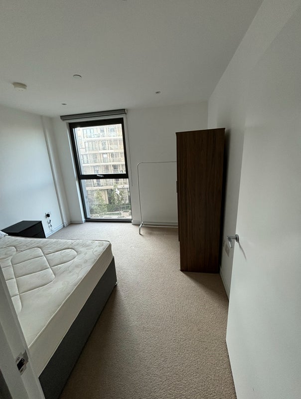 Room Radial Avenue in Greater London