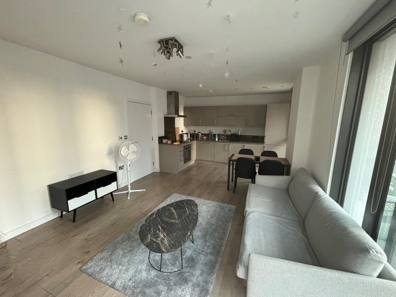 Room Radial Avenue in Greater London