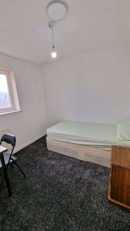 Room Northcote Avenue in Manchester