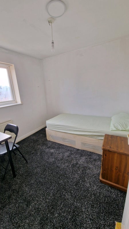 Room Northcote Avenue in Manchester