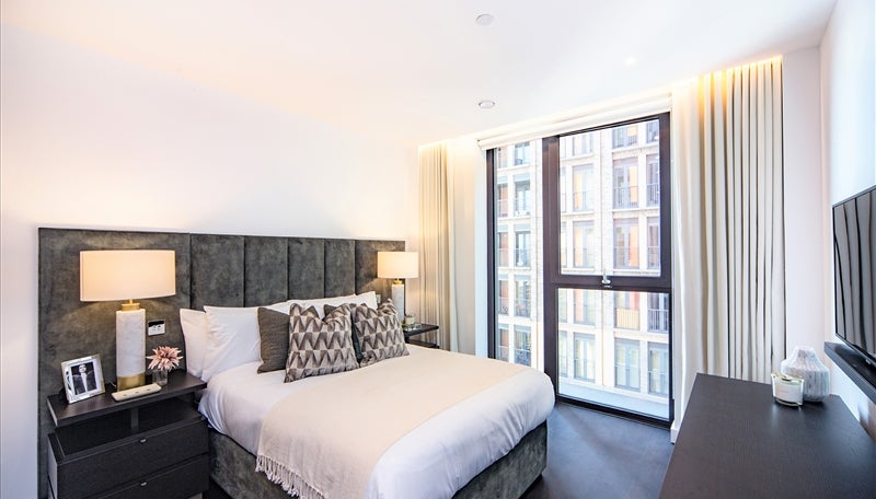 Flat Ponton Road in Greater London