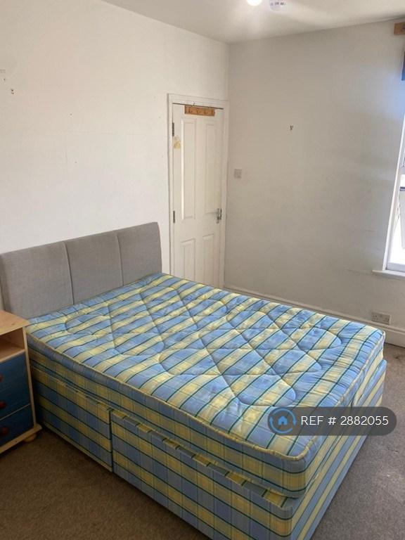Room Luckwell Road in Bristol