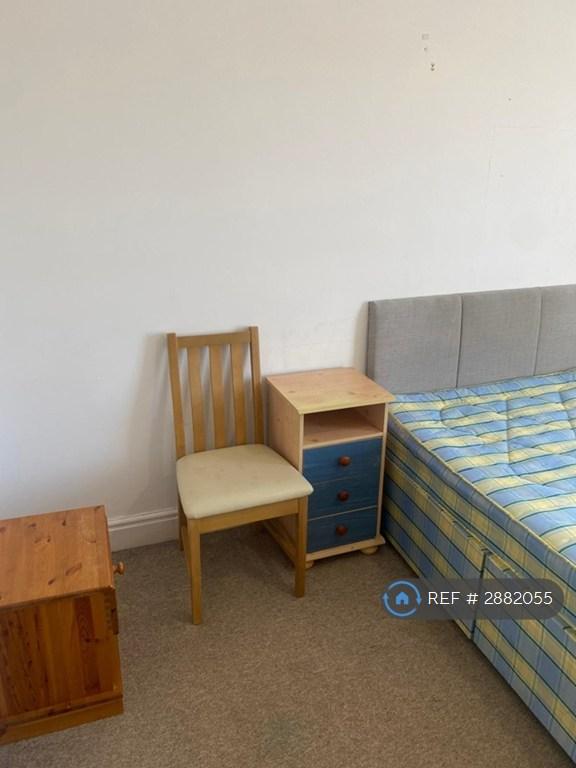 Room Luckwell Road in Bristol