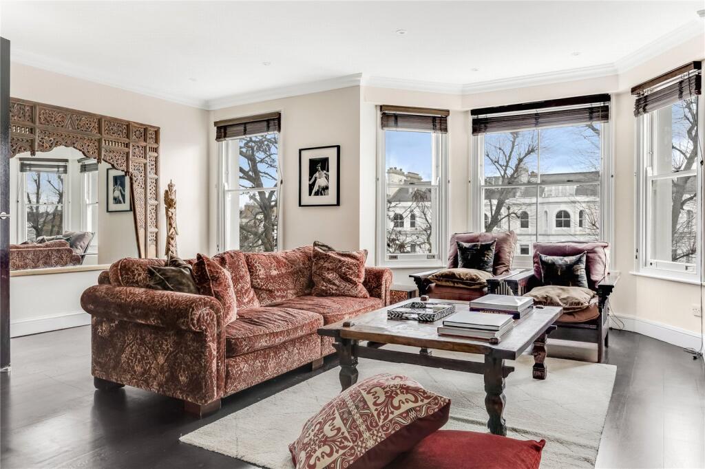 Flat Colville Gardens in Greater London