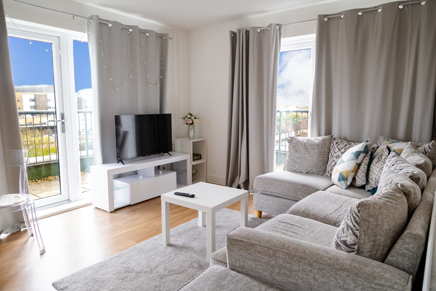 Flat Oldchurch Road in Greater London