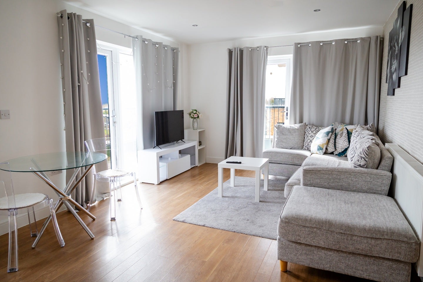 Flat Oldchurch Road in Greater London