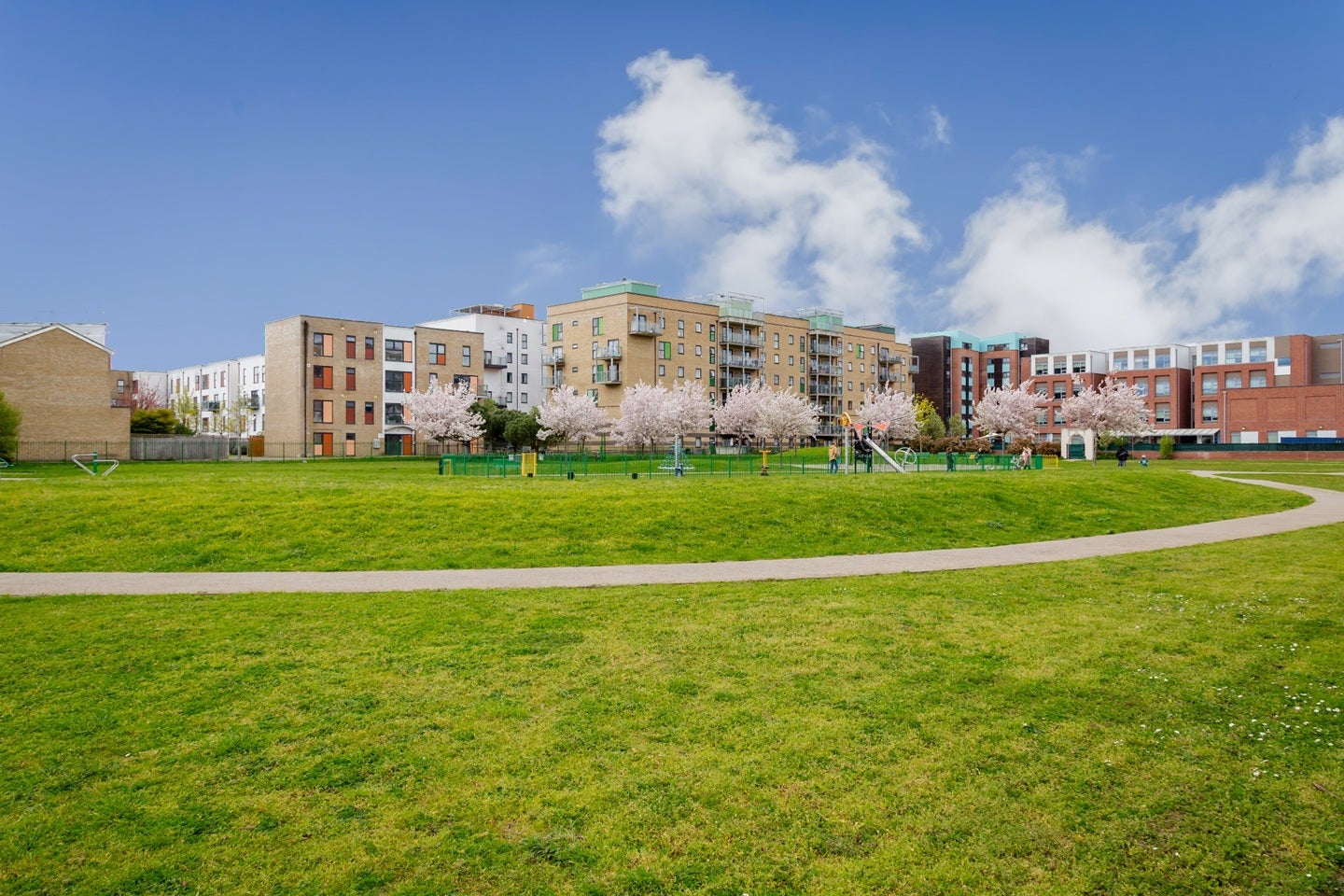 Flat Oldchurch Road in Greater London