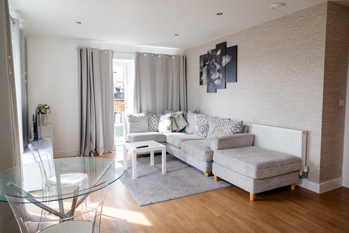 Flat Oldchurch Road in Greater London