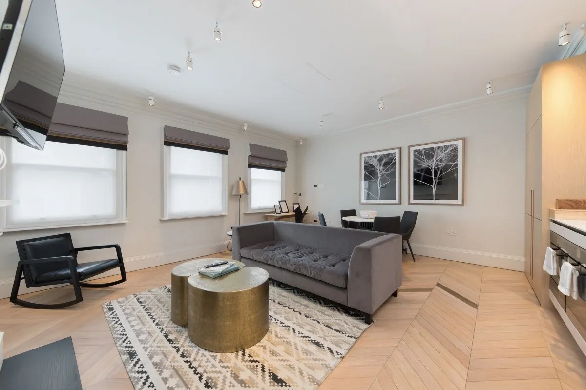 Flat Rose Street in City of Westminster