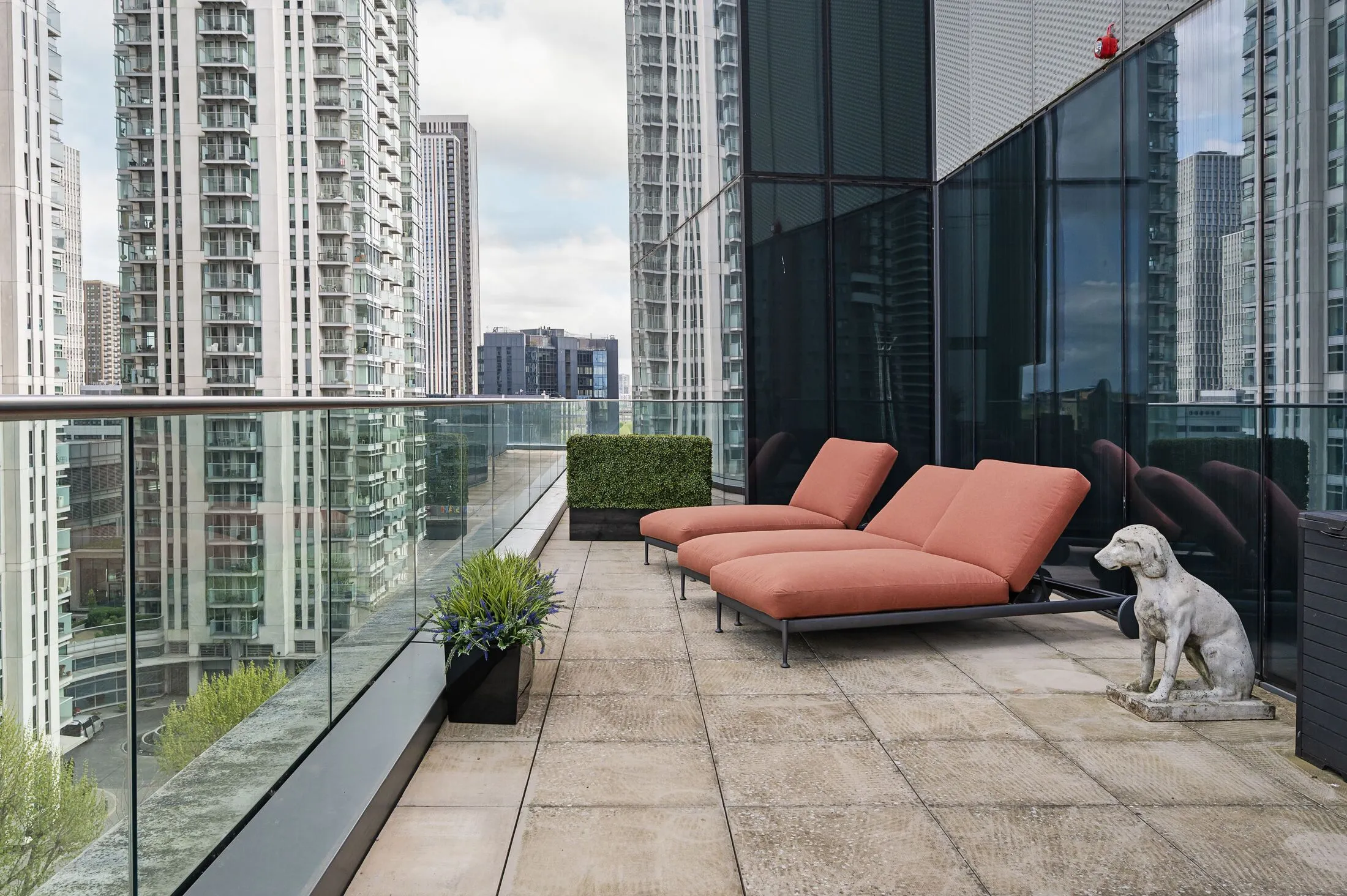 Flat Harbour Way in Greater London